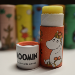Mumin läppcerat med citronsmak och honung från Gustaf & Linnea i återvinningsbar pappförpackning med Snorkfröken motiv
