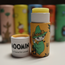 Naturligt Mumin läppcerat med citronsmak och honung från Gustaf & Linnea i miljövänlig pappförpackning med Snusmumriken