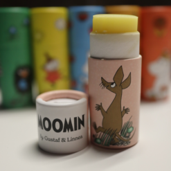 Naturligt Mumin läppcerat med citronsmak och honung från Gustaf & Linnea i miljövänlig pappförpackning med Råddjuret