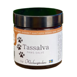 Tassalva från Klockargårdens i liten burk med vit etikett som signalerar svenskt hantverk och effektiv naturlig tassvård