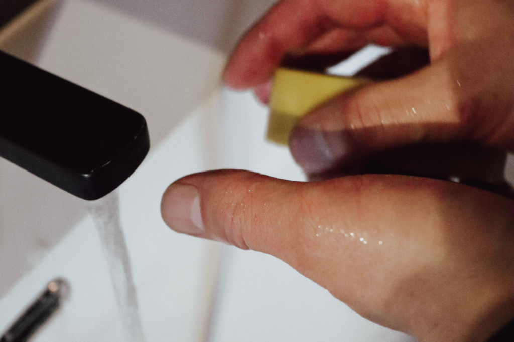 Prima Bi bivaxtvål från Tvål och Tvaga som används under rinnande vatten i vitt handfat